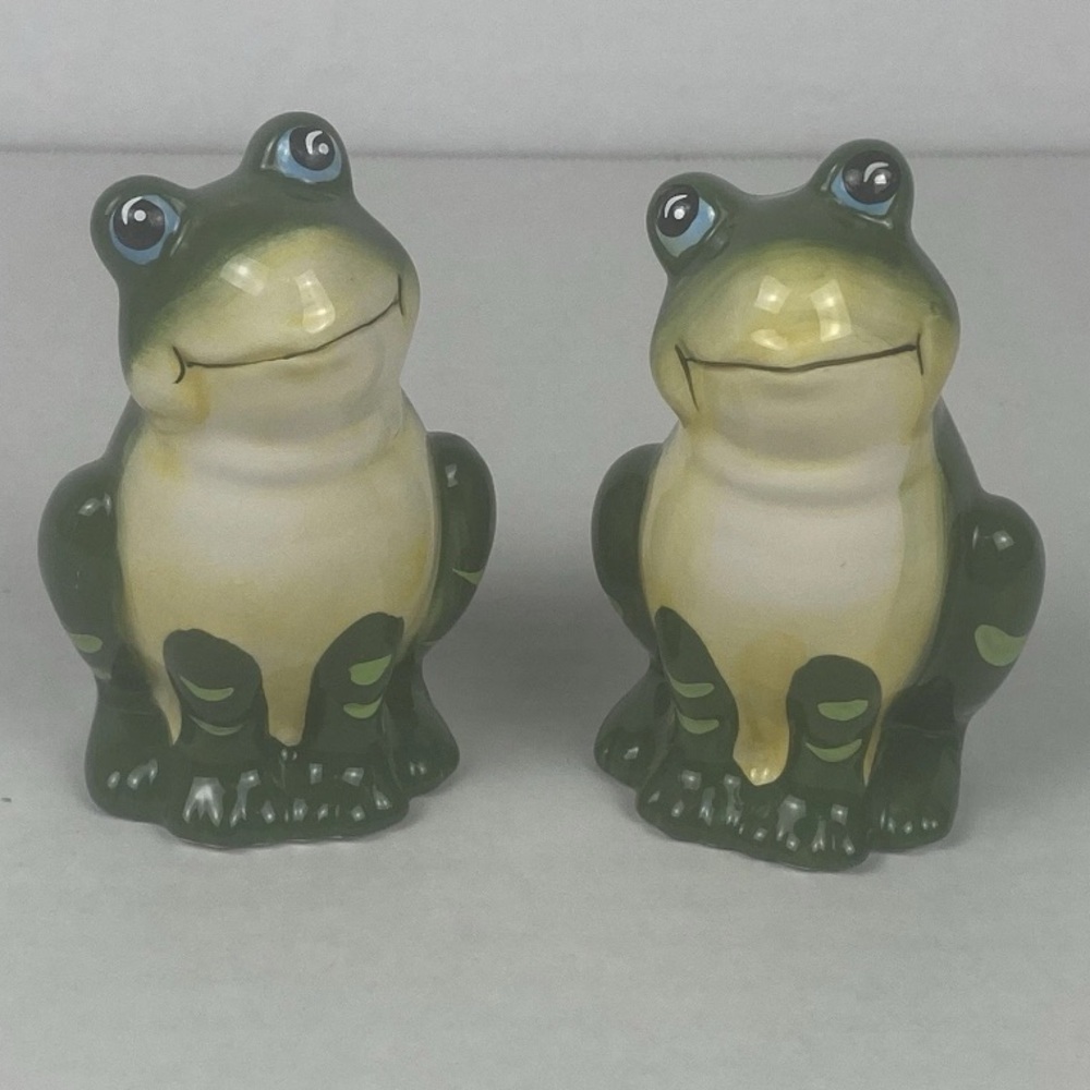 🌺 3/$25 🌺‎ 2000’s Ceramic Salt & Pepper Shakers | Green Polka Dot | NEW in box